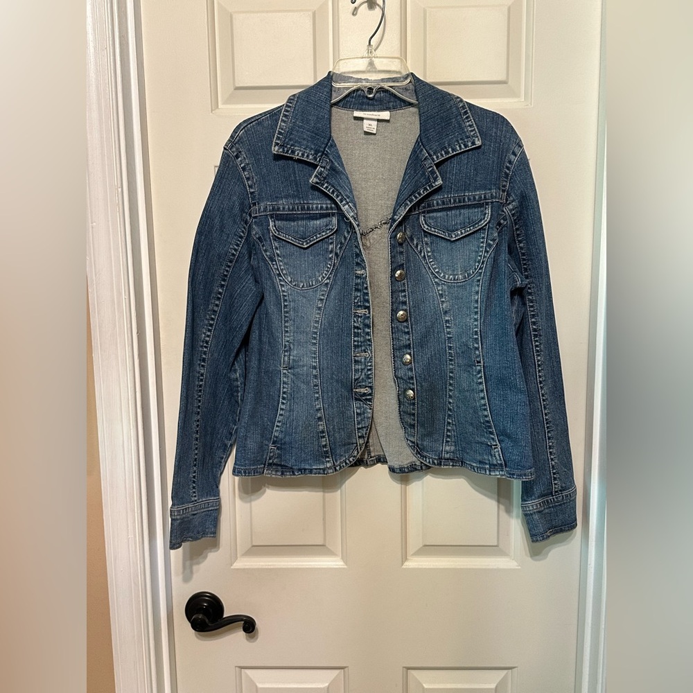 πJ05Dress Barn Denim Jacket w/buttons. L 23β, P2P 21β, Sleeves 24β, SZ XL. - Picture 6 of 10